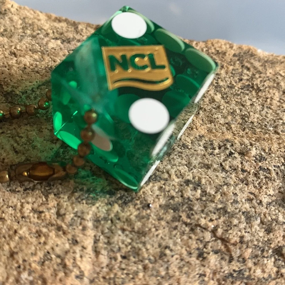 NEW Norwegian Cruise Line Casino Green Die Keychain NCL 3/4